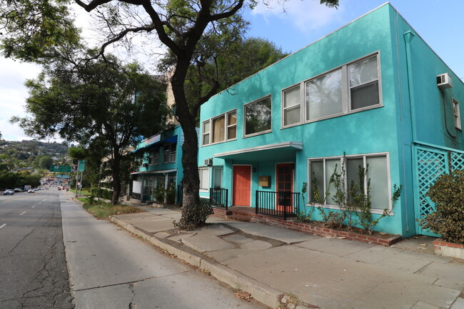 Foto del edificio - 3323 Barham Blvd