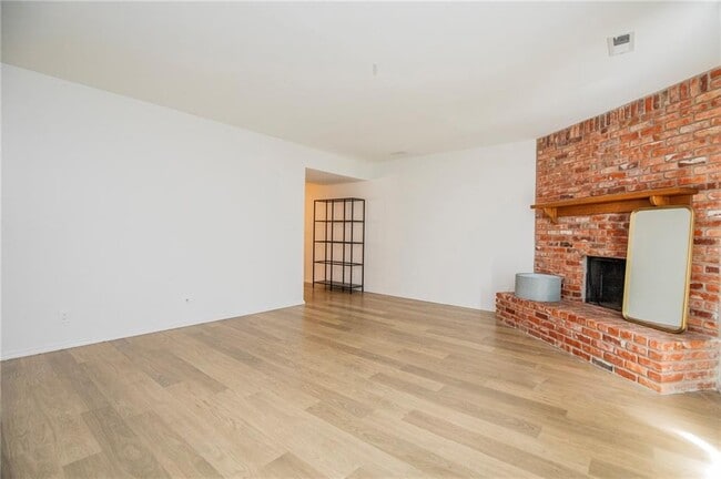 Building Photo - 2217 N Crossover Rd