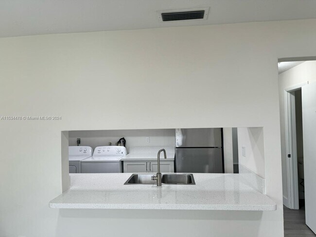 Foto del edificio - 2766 NW 196th St