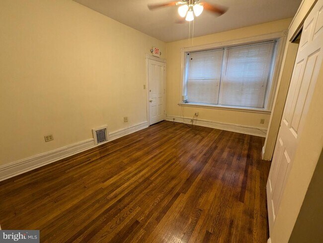 Foto del edificio - 304 W School House Ln
