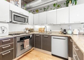 Building Photo - 645 W 9th St