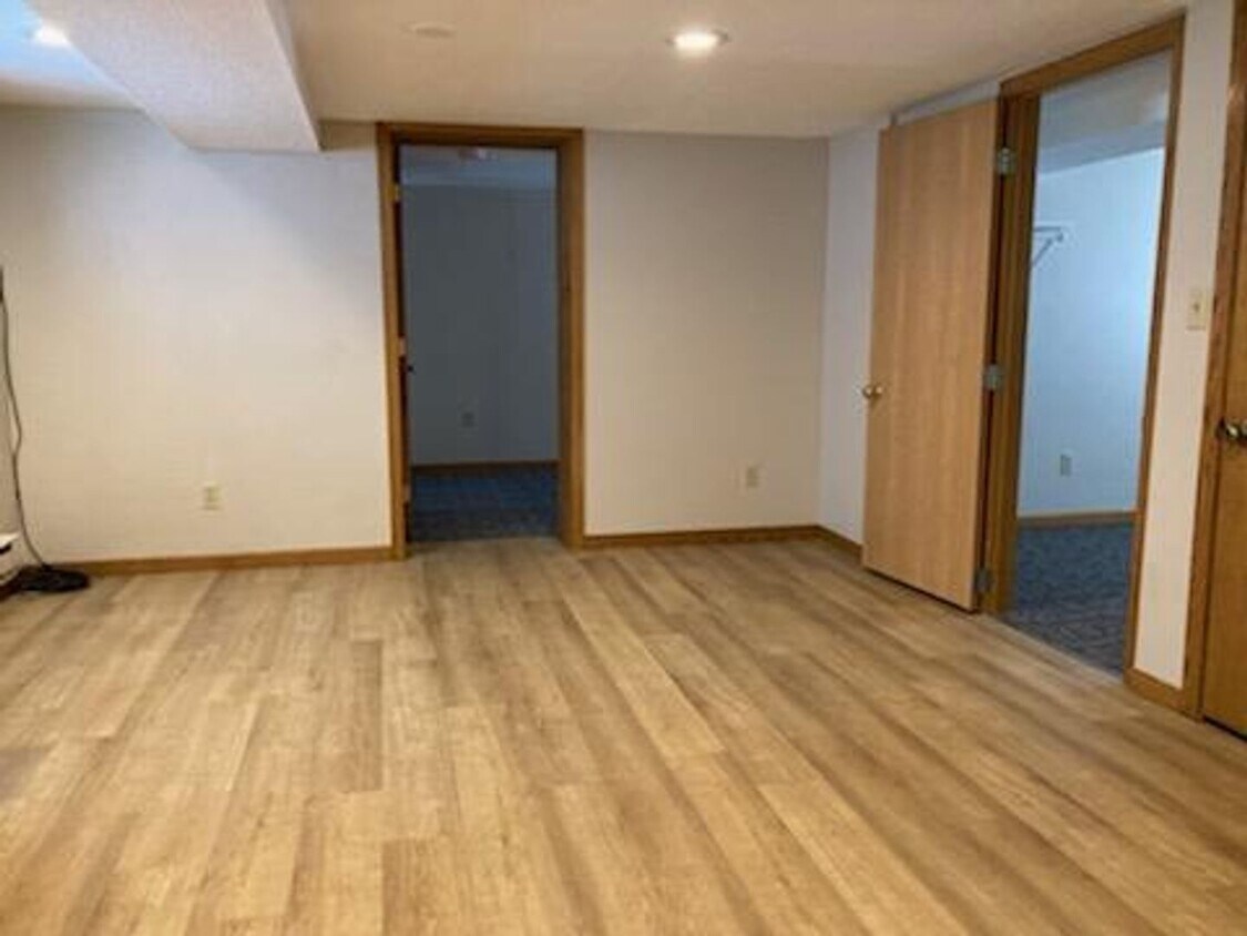 1016 Litchfield Ave SW Unit Apt 1, Willmar, MN 56201 Room for Rent