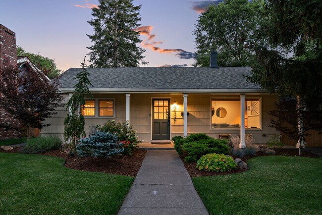 Building Photo - Furnished Downtown Bungalow!
