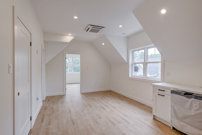 Building Photo - 153 Mary St