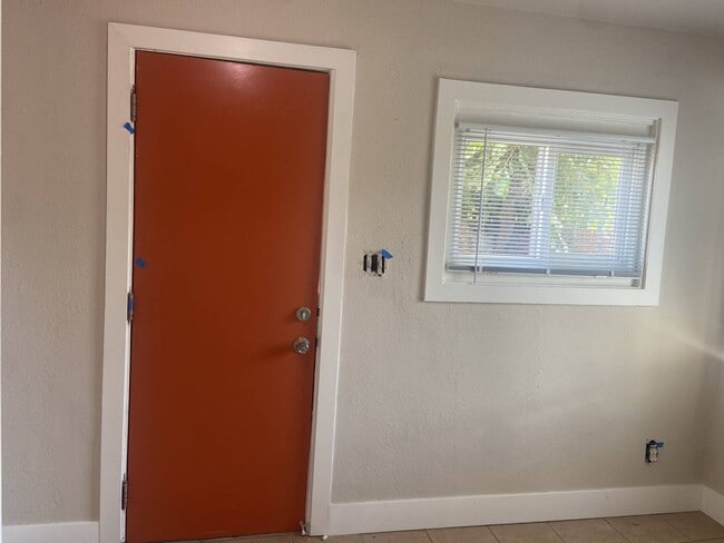 Building Photo - 319 E San Joaquin Ave