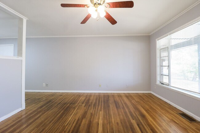 Building Photo - 3 Bed | 1 Bath in Midtown!