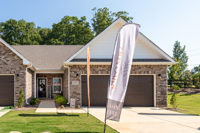 Building Photo - Twin Oaks Townhomes