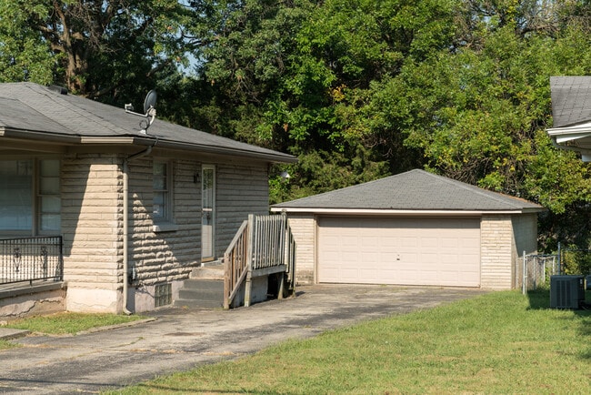 Building Photo - Super 3-brm stone ranch with basement, det...