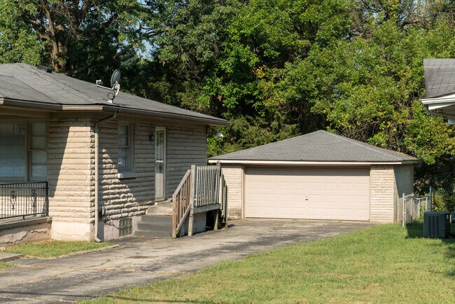 Foto del edificio - Super 3-brm stone ranch with basement, det...