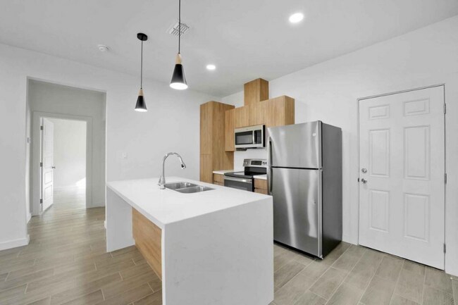 Building Photo - 1402 W Platinum Dr