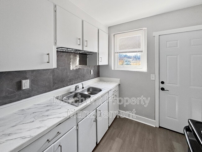 Building Photo - 13 Brookforest Dr