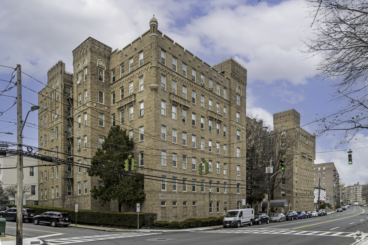 Primary Photo - Parkway Towers