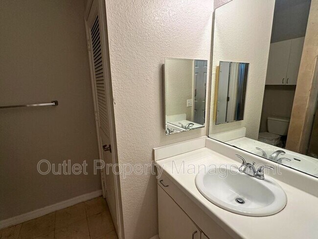 Foto del edificio - 860 N Orange Ave