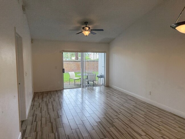 Building Photo - Cozy 2/2 Town Home in Meadow Woods! Availa...