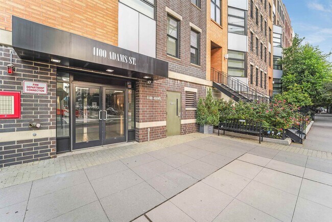 Foto del edificio - 1100 Adams St