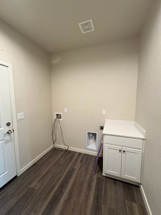 Building Photo - Three Bedroom Two Bath Fernley Home