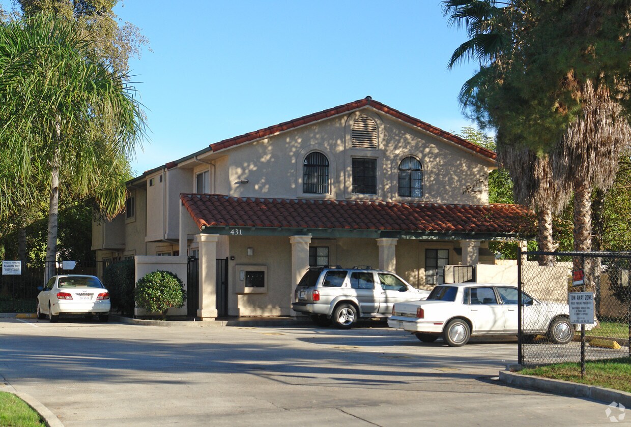 Building Photo - Lone Pine Townhome Apartments