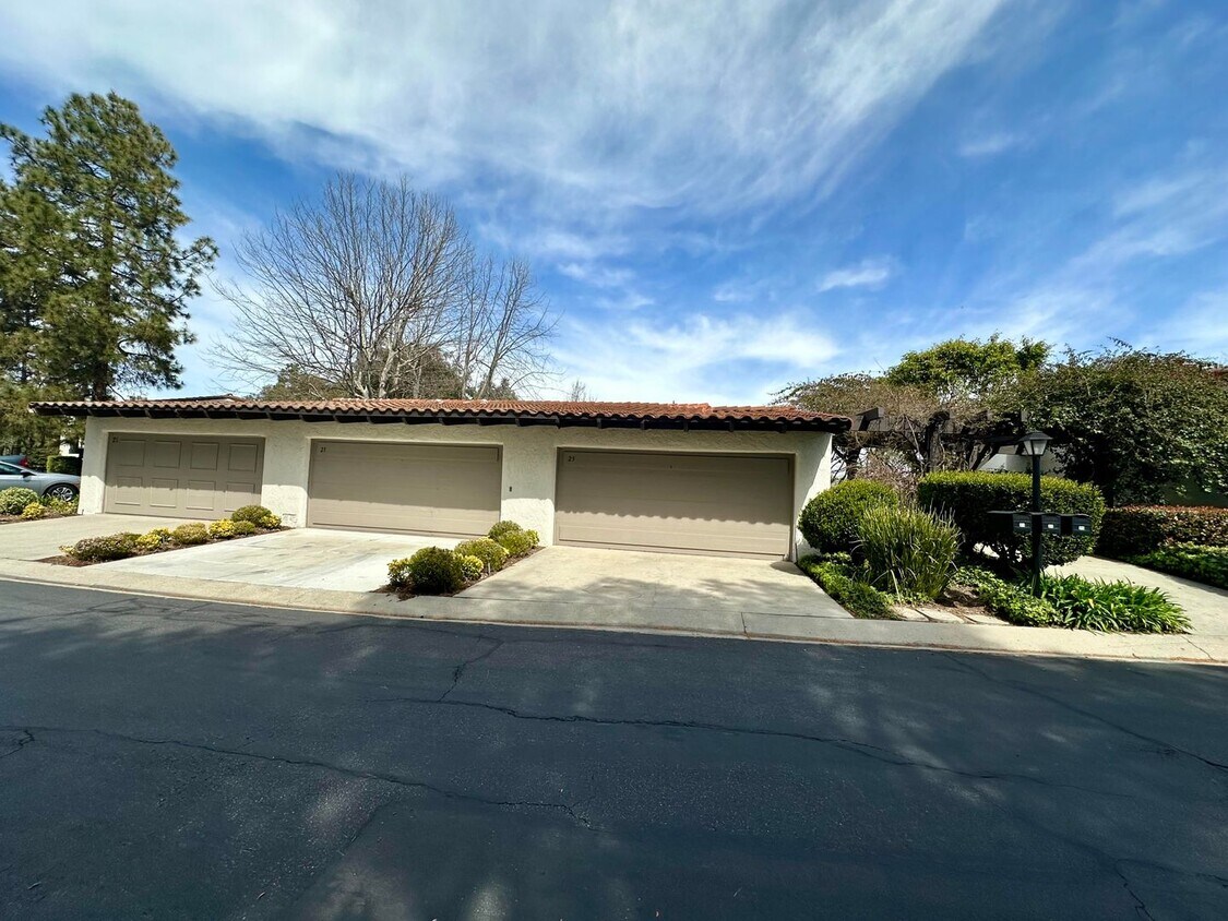 Foto principal - Beautiful 2 bedroom, 2 bathroom condo in d...