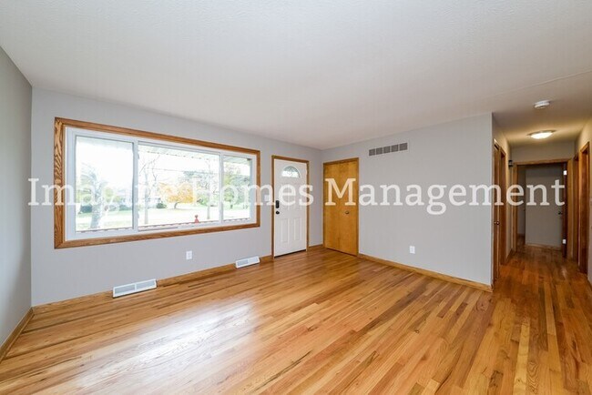 Building Photo - Recently Remodeled 3 Bedroom Duplex Ranch ...