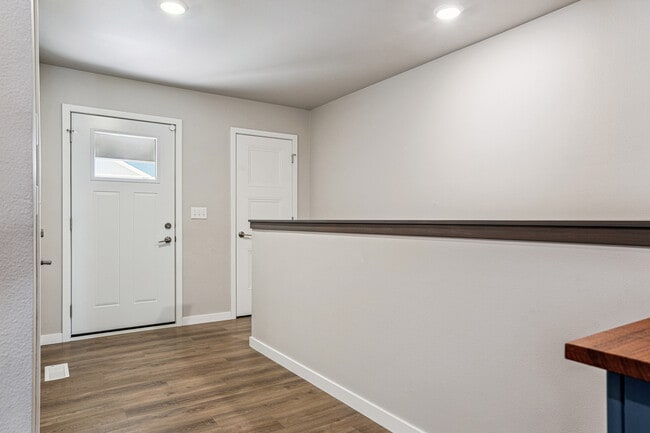 Building Photo - 785 River Bnd Ln