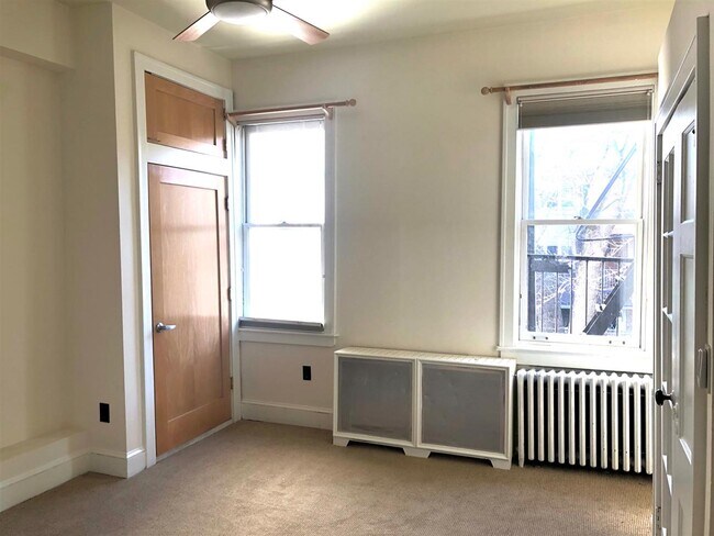 Building Photo - 107 Monroe St