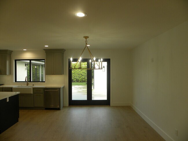 Building Photo - Beautiful fully remodeled  4 bd 3.0 bath h...