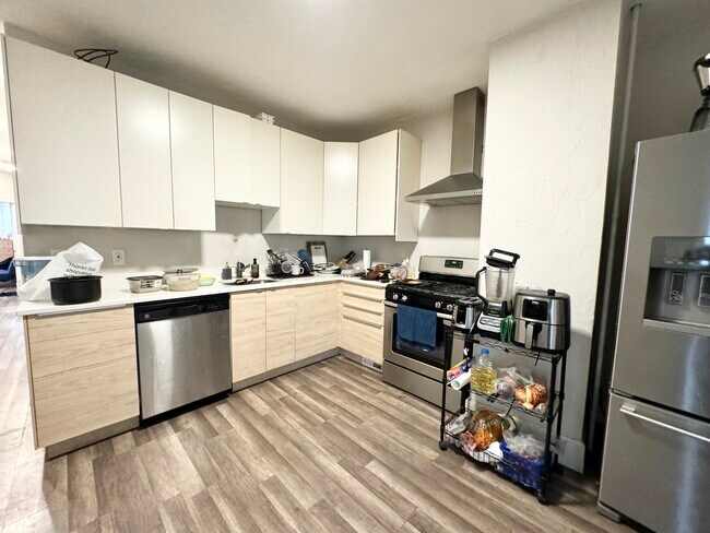 Building Photo - 44 Crescent Ave