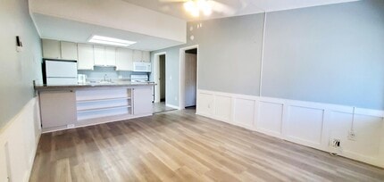 Building Photo - 560 7th Pl