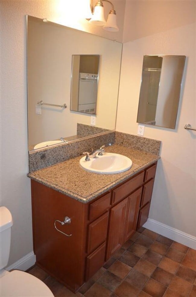 Building Photo - 2 Bed / 2 Bath Apartment | 1,021 Sq. Ft. | Washer & Dryer Included
