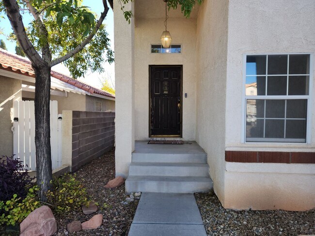 Building Photo - Awsome Home Conveniently Located To Fun & ...