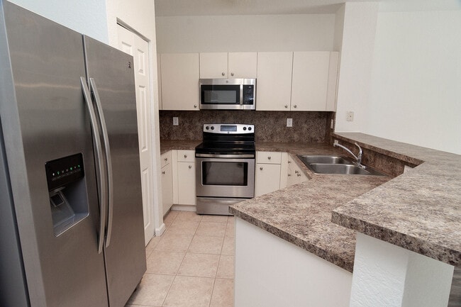 Kitchen - 5108 SE Mariner Garden Cir