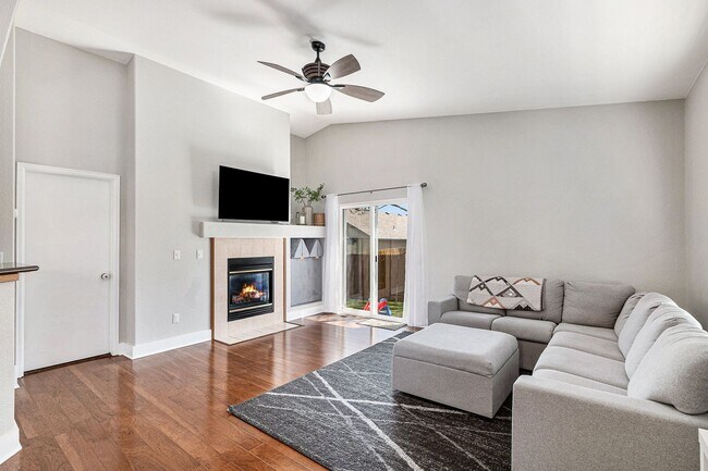 Foto del edificio - Big Ranch Style home with Basement, Turf Y...