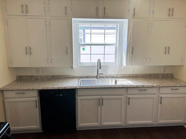Foto del edificio - 3331 E 6th St