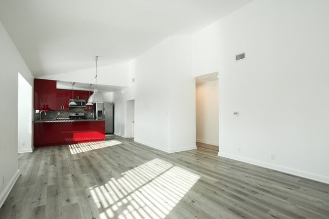 Sala de estar / comedor / cocina de planta abierta - 405 Brooks Ave