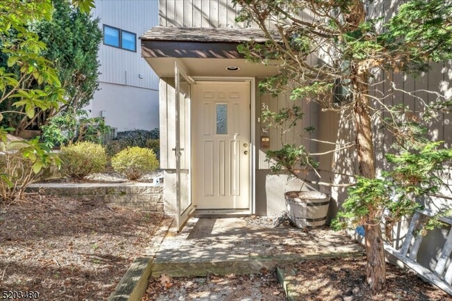 Building Photo - 33 Stonegate Dr