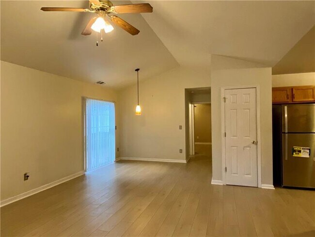 Foto del edificio - 245 Woodland Way