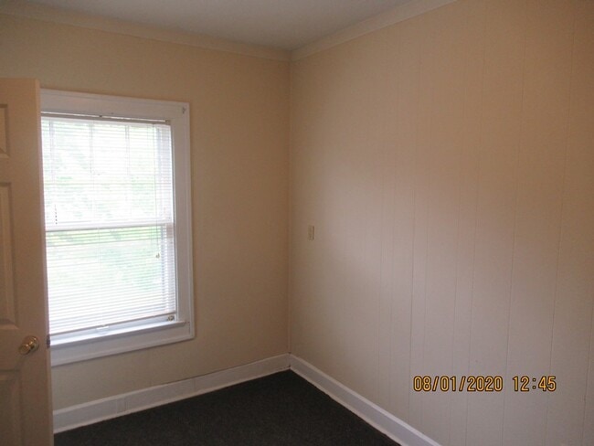 Building Photo - 719 E 7th St