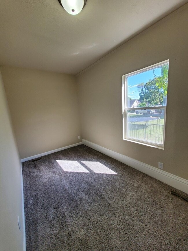 Foto del edificio - 22nd St Duplex - Near Drake University