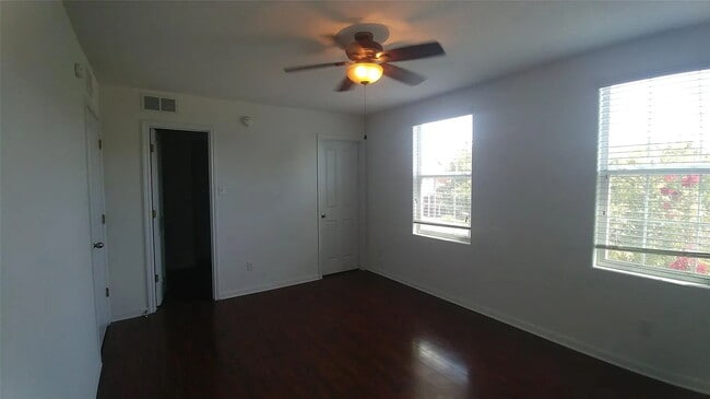 Building Photo - "Charming 1-Bedroom Condo Retreat in San Marcos – Perfect Comfort in 500 Sq Ft!"