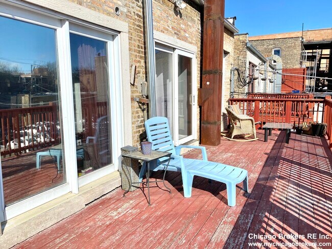 Building Photo - 917 W Belmont Ave
