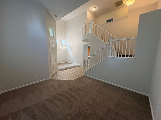 Foto del edificio - Great Two Story Large Bedroom, Bath Downstairs