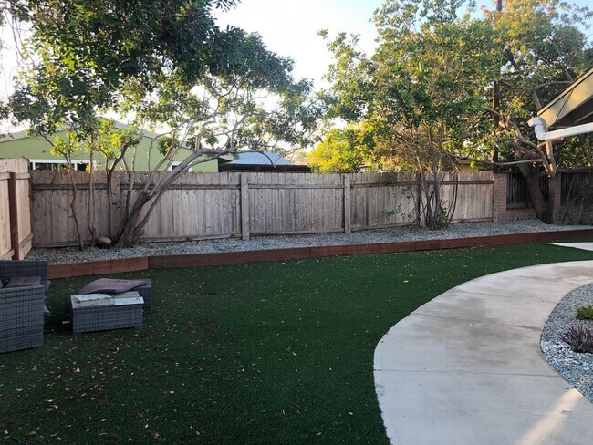 Building Photo - 6 Rooms, 3 Bathrooms with Driveway Parking!