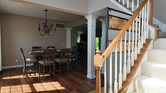 Foto del edificio - Spacious 4-Bed Gem with Balcony, Vaulted Ceilings, and Attached Garage in Loveland