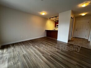 Building Photo - 598-598 Sutherland Ave