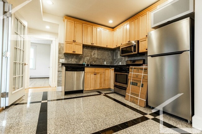 Building Photo - Walk to BU. Central Coolidge Corner Locati...