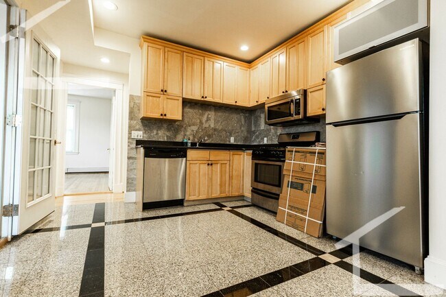 Foto del edificio - Walk to BU. Central Coolidge Corner Locati...