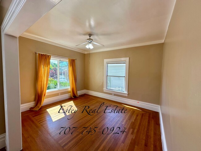 Building Photo - Downtown 2 bedroom Cottage