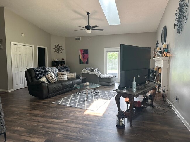 Building Photo - Great Location Great Value