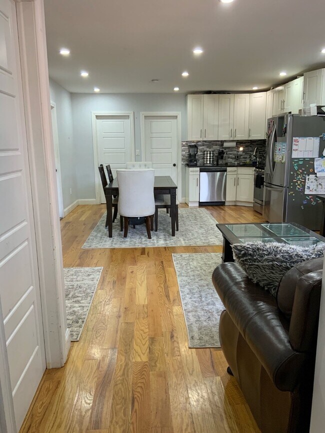 Foto del edificio - 674 Remsen Ave