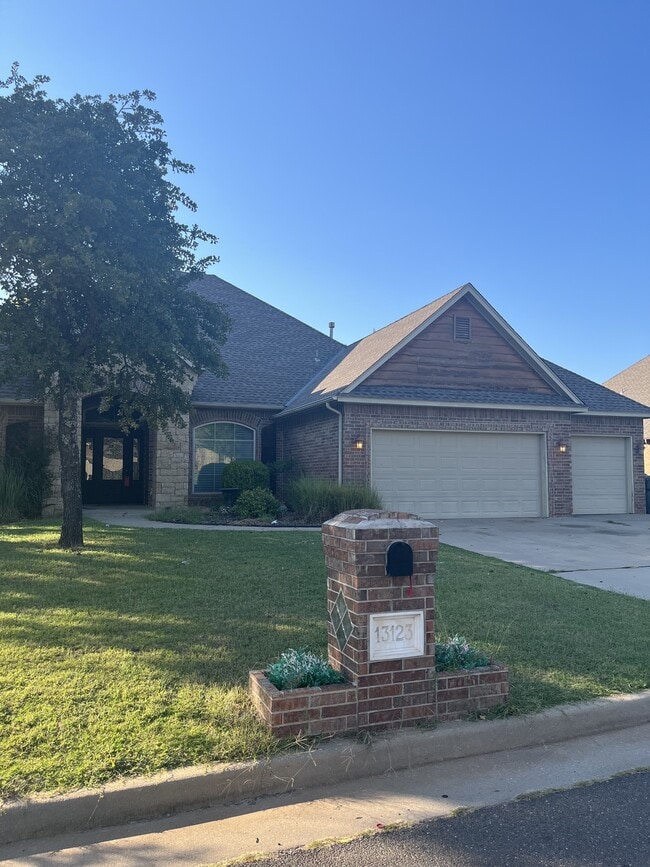Building Photo - 13123 Red Oak Dr
